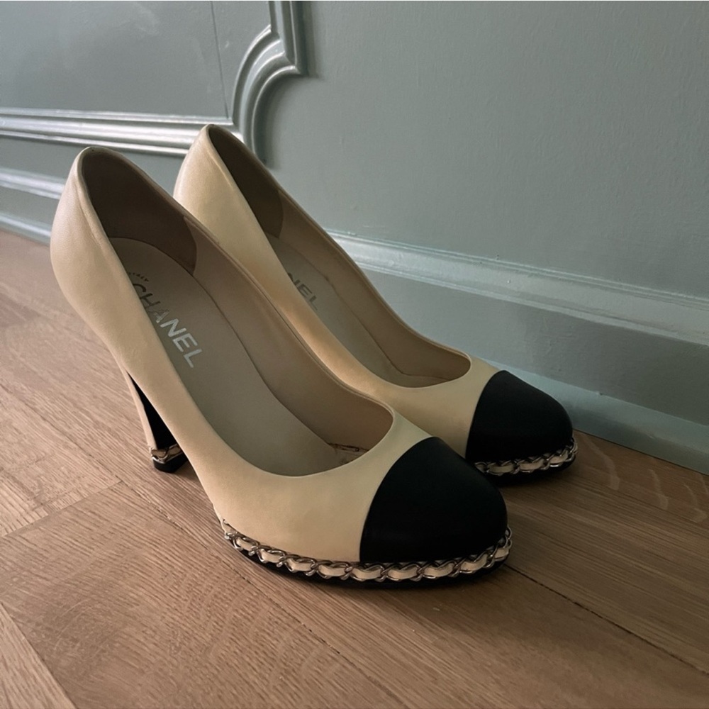 CHANEL Cream Leather Heel Pumps with CC Heel Detail - Picture 3 of 7